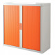 Armoire à rideaux 2 tablettes corps blanc / rideaux orange. Dimensions extérieures: H104cm x L110cm x P41.5cm