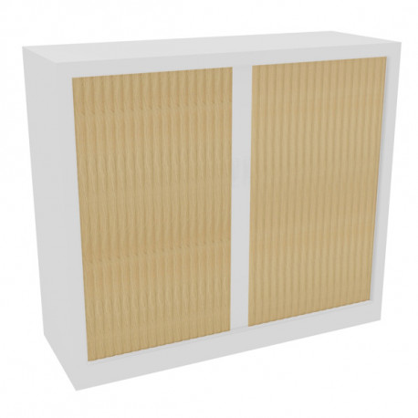 Armoire à rideaux monobloc basse H105cm corps blanc/rideaux chêne naturel. Equipée de 2 tablettes + 1 jeu de rails sous le plate